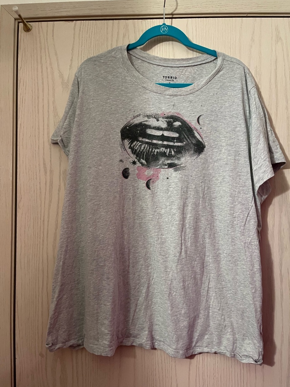 torrid Light Gray Tee with Black Lip Graphic and Pink Accents